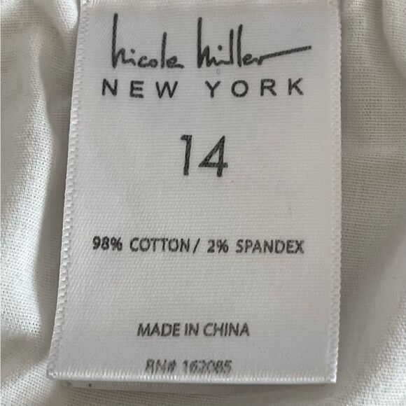 Nicole Miller Flare White Jeans High Rise Boot Cut
Color: Eggshell Size: 14 - Picture 10 of 11